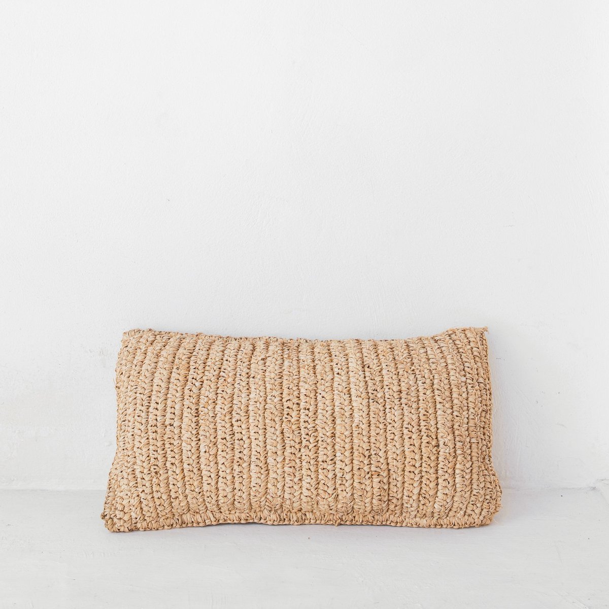 Ubud Raffia Sierkussen 50 x 30 cm met vulling
