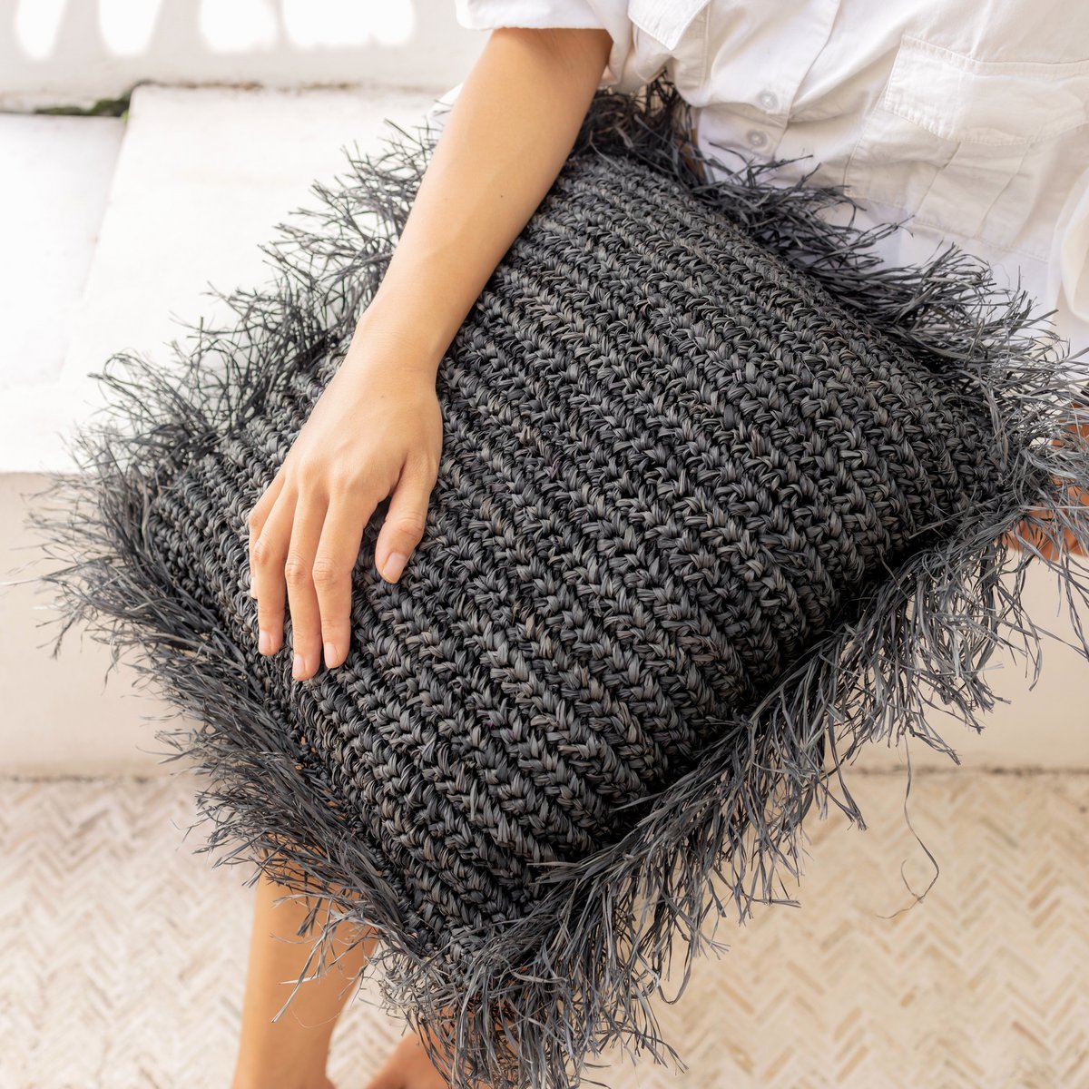 Nusa Zwart Raffia sierkussen met vulling Decoratief kussen met franjes