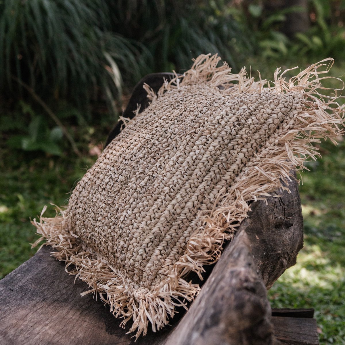 Nusa Sierkussen met vulling gemaakt van Raffia