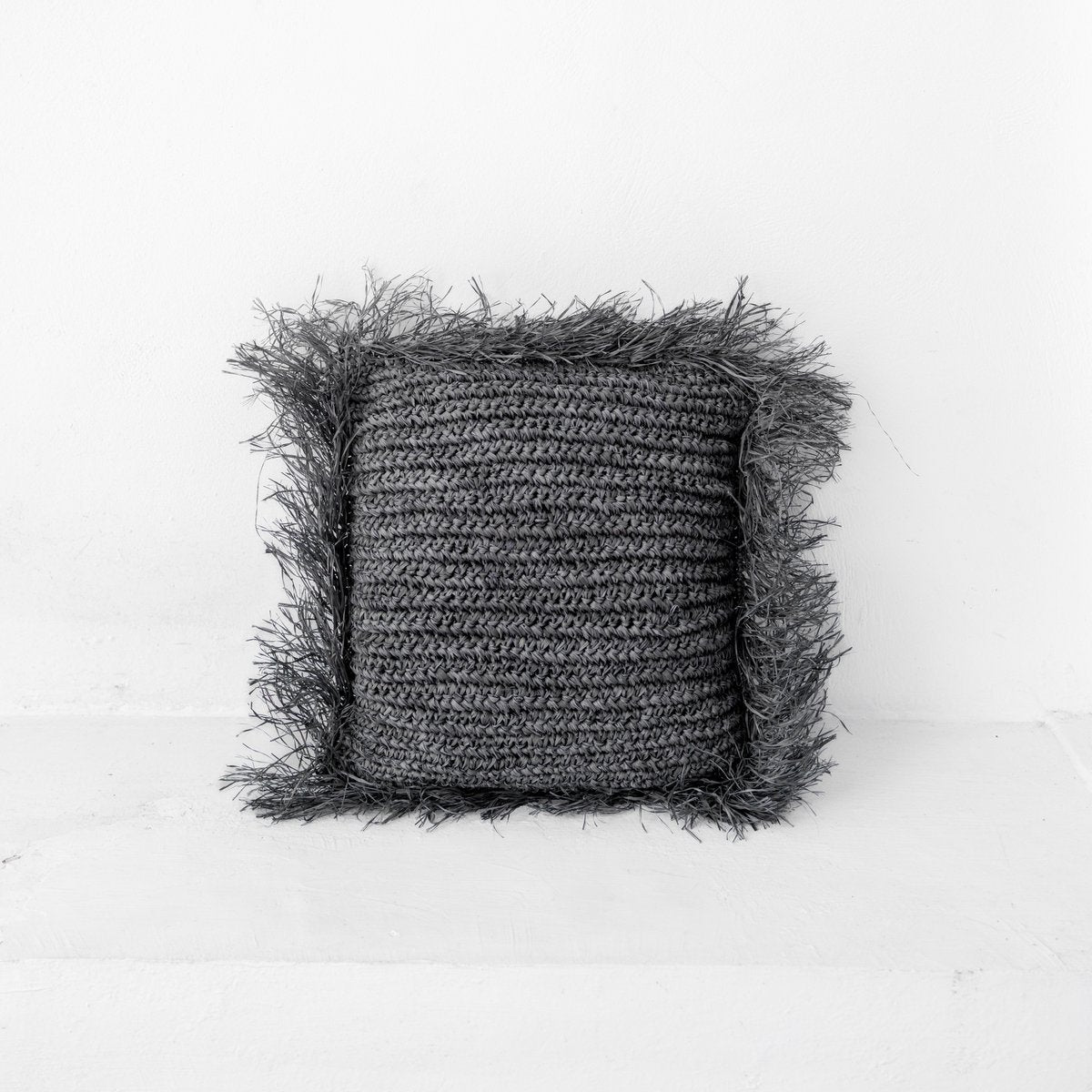 Nusa Zwart Raffia sierkussen met vulling Decoratief kussen met franjes