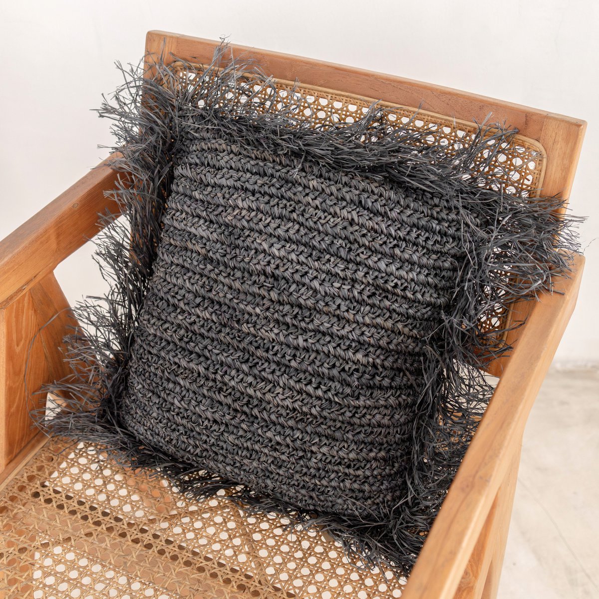 Nusa Zwart Raffia sierkussen met vulling Decoratief kussen met franjes