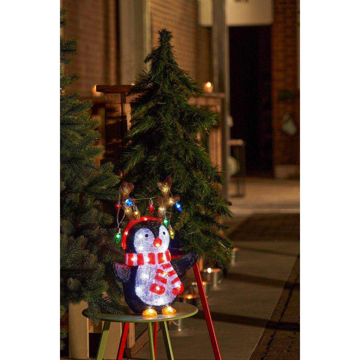 Vrolijke Buiten Kerst Pinguïn L32 x B21 x H42 cm kleurrijk Kerstverlichting