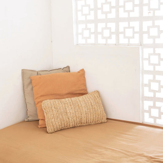 Ubud Raffia Sierkussen 50 x 30 cm met vulling